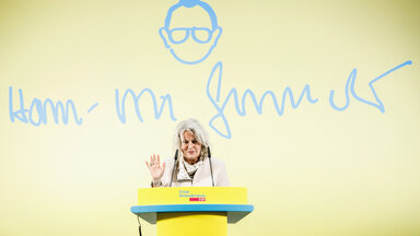 Die Autorin des Buches «Mensch Genscher», Bettina Schaefer, liest aus ihrem Buch währen der Buchpräsentation anlässlich des 70. Jahrestag der Gründung der FDP