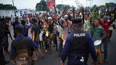 Die Bewoh feiern den Sieg Tshisekedis auf einer Straße in Kinshasa