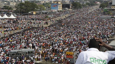 Unterstützer des Präsidenten Alassane Ouattara warten auf die Ankunft des Präsidenten bei einer Wahlkundgebung.