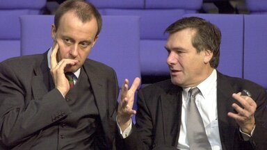 Der CDU-Fraktionsvorsitzende Friedrich Merz (l) und der FDP-Fraktionsvorsitzende Wolfgang Gerhardt unterhalten sich am 15.11.2001 in Berlin während der Sitzung des Bundestages.