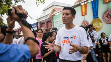 Future Forward Parteispitze Thanathorn Juangroongruangkit beim Wahlkampf 