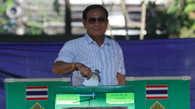 Thailands Premierminister Prayut Chan-o-cha bei seiner Stimmenabgabe in Bangkok.