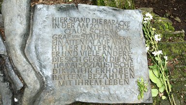 Gedenktafel zur Erinnerung an das gescheiterte Attentat auf Adolf Hitler durch Claus Schenk Graf von Stauffenberg im Freilichtmuseum Fuehrerhauptquartier Wolfsschanze
