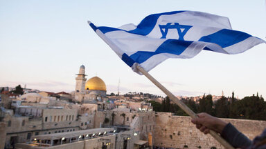 Israelische Flagge über Jerusalem