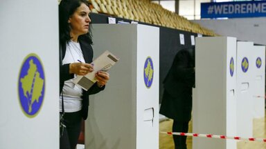 Die Frau im Wahlbüro in Kosovo 2019