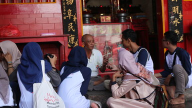 Penulis (Faqih Mansyur) melakukan wawancara di salah satu Klenteng