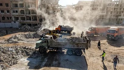 Kriegsreste in ländlichen Gebieten von Damaskus werden mit LKW beseitigt