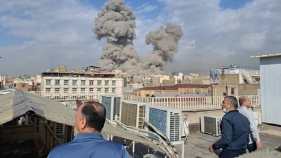 Menschen beobachten, wie nach einer Explosion in Teheran, Iran, am Samstag, dem 28. Februar 2026, Rauch in den Himmel aufsteigt. (AP Photo)
