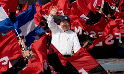 Präsident Daniel Ortega winkt Unterstützern zu bei seiner Ankunft zu einer Veranstaltung zu