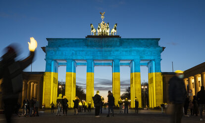 Das Brandenburger Tor wird in den Farben der Ukrainischen Flagge angestrahlt.