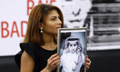 Ensaf Haidar, die Frau des saudi-arabischen Bloggers Raif Badawi, zeigt ein Porträt ihres Mannes.