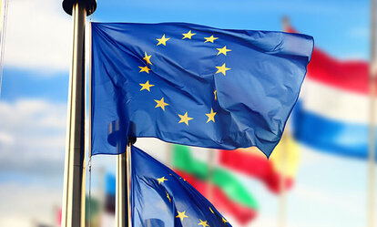Europa-Flagge vor dem EU-Parlament