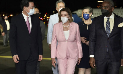  Nancy Pelosi zusammen mit Taiwans Außenminister Joseph Wu bei ihrer Ankunft in Taipeh, Taiwan