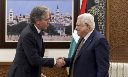 US-Außenminister Antony Blinken, links, und Palästinenserführer Mahmoud Abbas schütteln sich nach ihrem Treffen in der Stadt Ramallah im Westjordanland die Hände