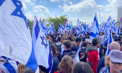 Israelis protesting with flags in front of Supreme Court