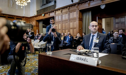 Gilad Noam, stellvertretender Generalstaatsanwalt für internationale Angelegenheiten, während eines Urteils des Internationalen Gerichtshofs (IGH) über einen Antrag Südafrikas auf Sofortmaßnahmen für Gaza. 