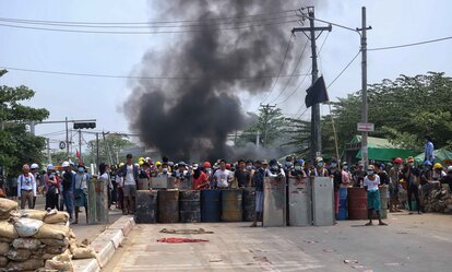 Rauch steigt aus dem Material auf, das von Demonstranten während eines Protestes gegen den Militärputsch in Mayanmar angezündet wurde, um eine Straße zu blockieren