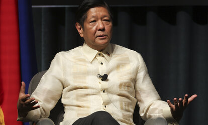 Auf dem Foto sitzt der philippinische Präsident Marcos Jr. in einer Diskussionshaltung.  