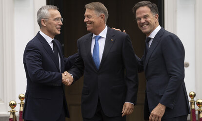 Rumäniens Präsident Klaus Iohannis (Mitte), NATO-Generalsekretär Jens Stoltenberg (links) und der niederländische Premierminister Mark Rutte (rechts)