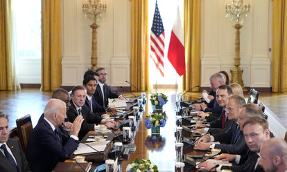 Präsident Joe Biden trifft sich mit dem polnischen Präsidenten Andrzej Duda und dem polnischen Premierminister Donald Tusk im East Room des Weißen Hauses