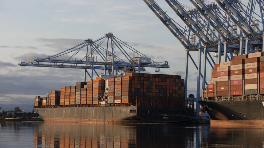 El sol sale sobre los buques portacontenedores anclados en un puerto de Estados Unidos.