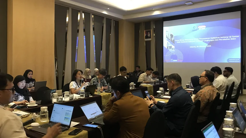 Participants of the FGD discussing policy recommendation for the implementation of Human Rights Due Diligence (HRDD) in Indonesia.