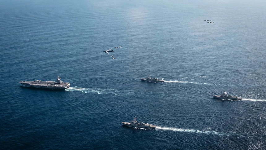 Luftaufnahme des Flugzeugträgers USS Gerald R. Ford über dem Karibischen Meer. 