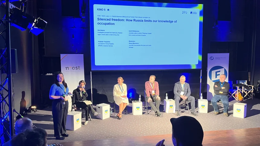 Oleh Baturin in Diskussion beim Cafe Kyiv am 23. Februar 2026