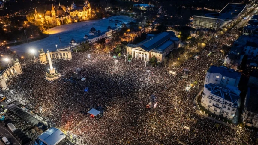 Rendszerbontó” 11 April, (“System Demolition”) concert held at Heroes’ Square (Hősök tere) in Budapest.