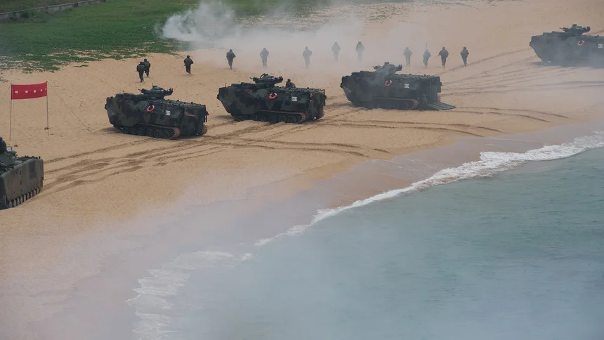 AAV-7 Amtracs des Marine Corps während der Militärübung Han Kuang Nr. 33