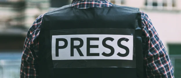 Journalist mit kugelsicherer Weste "Press"