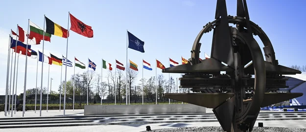 Eine Skulptur und Fahnen vor dem NATO-Hauptquartier in Brüssel, Belgien