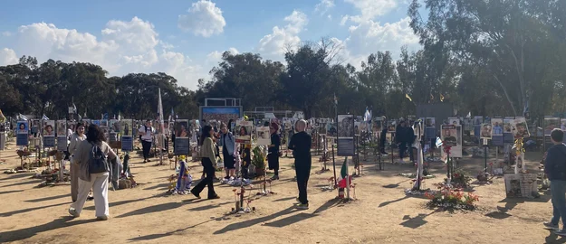  besuchte sie das Kibbutz Be'eri, das am 7. Oktober 2023 Opfer des brutalen Angriffs der Hamas wurde.