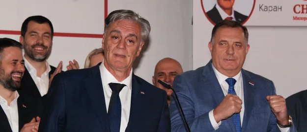 Sinisa Karan (vorne links), der vom ehemaligen pro-russischen Führer Milorad Dodik (rechts) unterstützt wird, spricht nach seinem Sieg bei den vorgezogenen Präsidentschaftswahlen in der Republika Srpska vor den Medien.