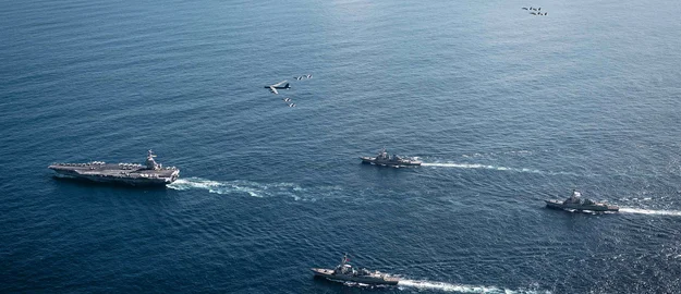 Luftaufnahme des Flugzeugträgers USS Gerald R. Ford über dem Karibischen Meer. 