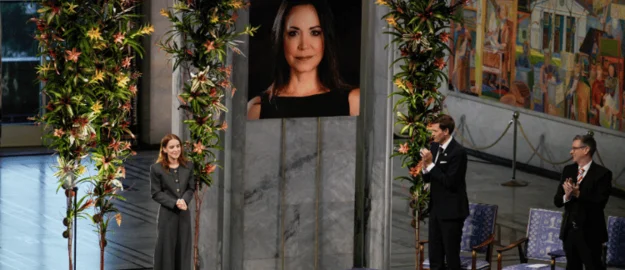  Die Tochter der Friedensnobelpreisträgerin, Ana Corina Sosa, nimmt den Preis während der Verleihungszeremonie im Rathaus von Oslo im Namen ihrer Mutter entgegen. 