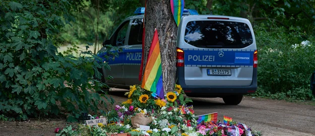 Im Berliner Tiergarten liegen Blumen und Beileidsbekundungen an einem der Tatorte im Berliner Tiergarten, zwei Tage nach dem Anschlag auf die Feiern des 48. Berliner Christopher Street Day.